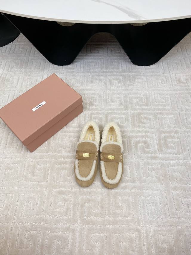 出厂 Miumiu 缪缪2024Ss秋冬新款 钱币驾车鞋加毛乐福鞋毛毛鞋 这款永不过时的反绒皮驾车鞋饰有硬币与压花miu徽标，彰显别具一格的经典格调。鞋头盖点缀